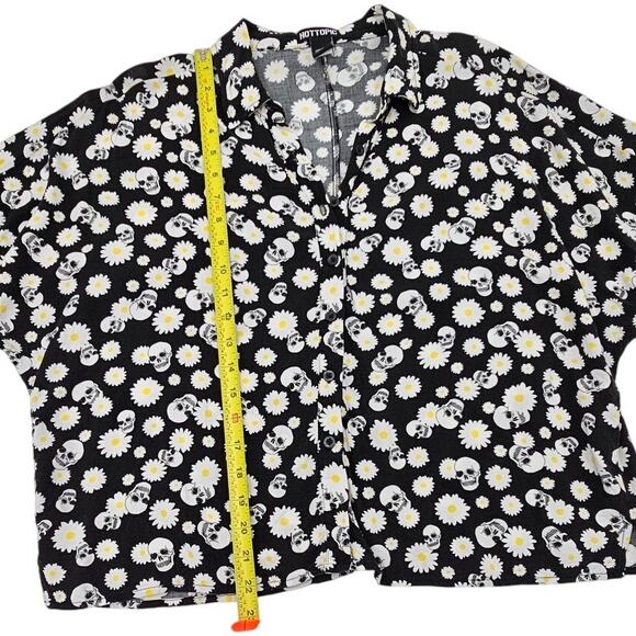 Skulls and Daisies Button Up Shirt Hot Topic Size Medium Jrs Oversized Fit - Picture 7 of 8